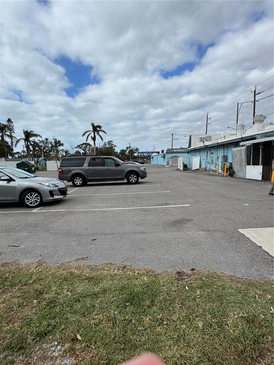 Listing photo id 12 for 900 Tamiami Trail S