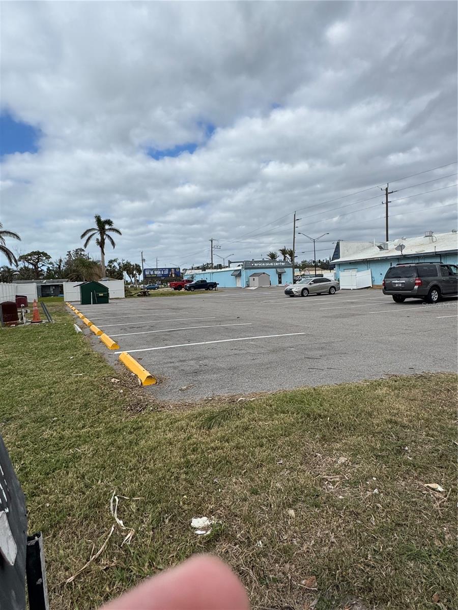 Listing photo id 13 for 900 Tamiami Trail S