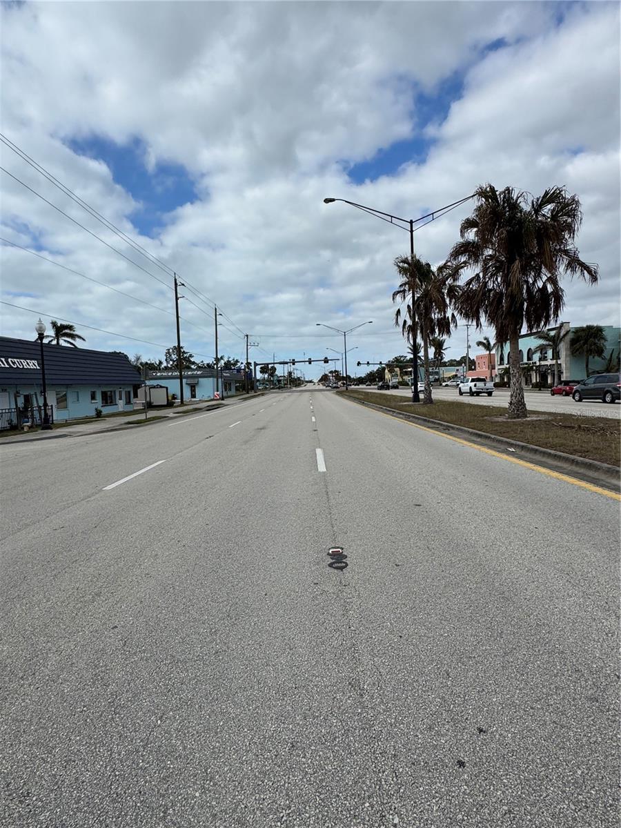 Listing photo id 14 for 900 Tamiami Trail S