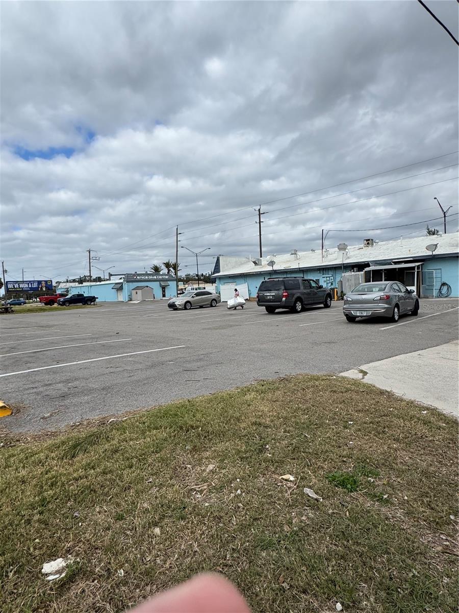 Listing photo id 15 for 900 Tamiami Trail S