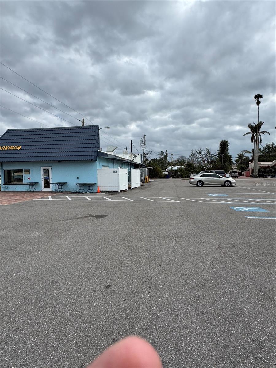 Listing photo id 4 for 900 Tamiami Trail S