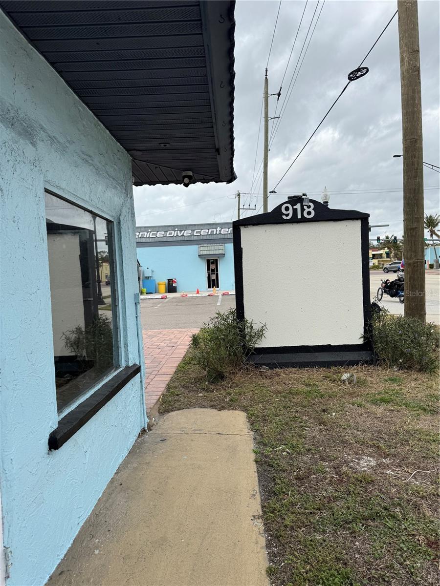 Listing photo id 5 for 900 Tamiami Trail S