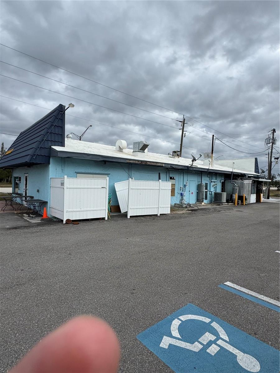Listing photo id 7 for 900 Tamiami Trail S
