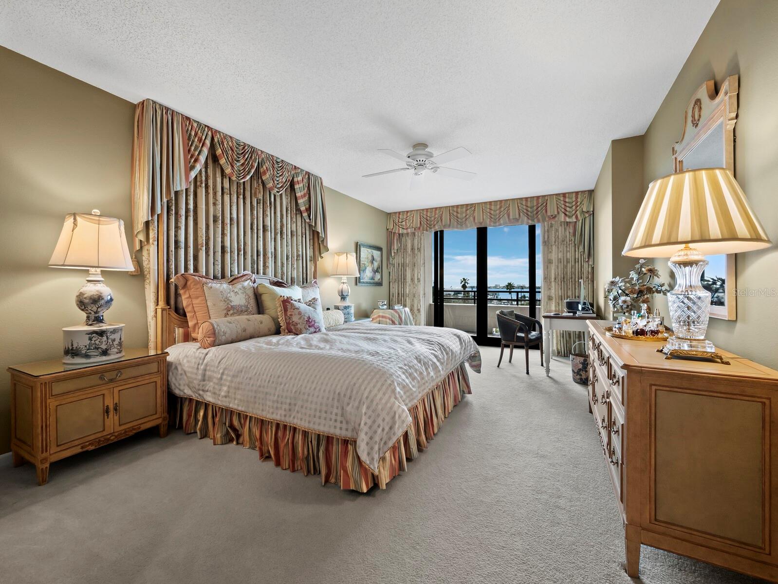 Listing photo id 8 for 1255 Gulfstream Avenue 407
