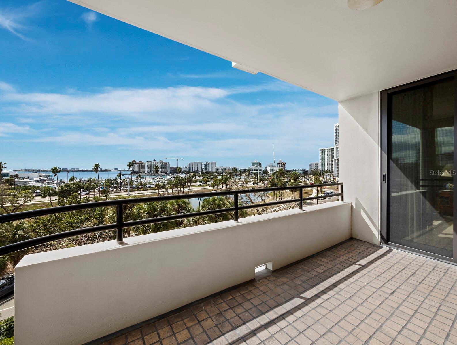 Listing photo id 11 for 1255 Gulfstream Avenue 407