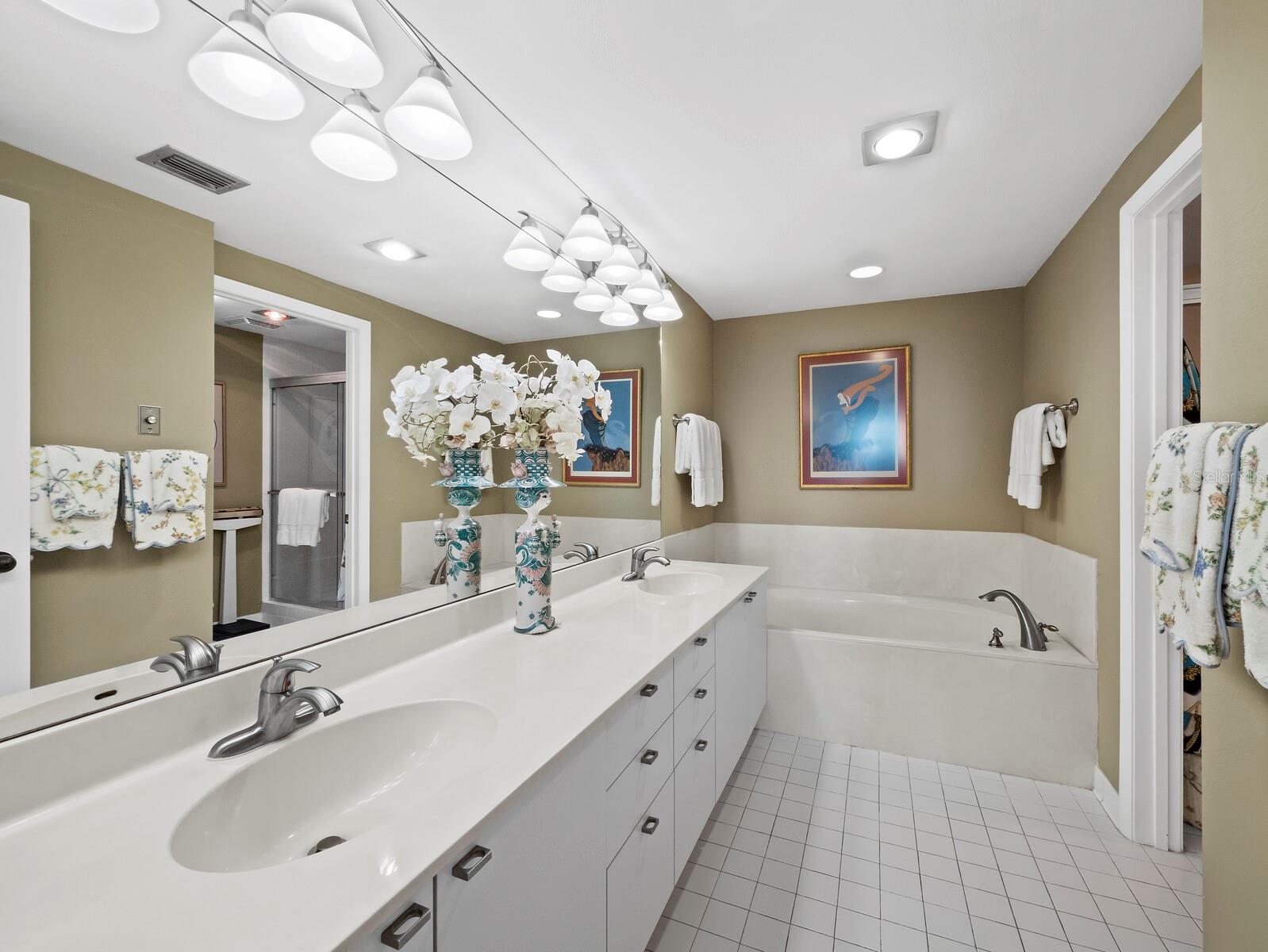 Listing photo id 13 for 1255 Gulfstream Avenue 407