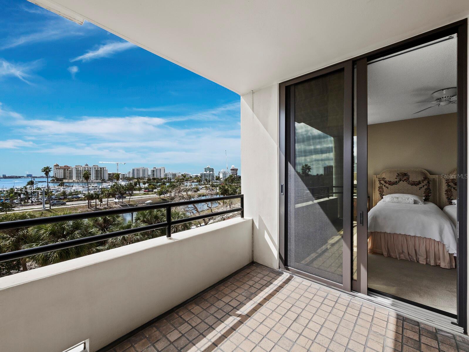 Listing photo id 19 for 1255 Gulfstream Avenue 407