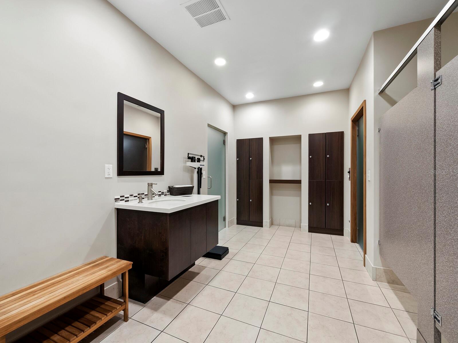 Listing photo id 30 for 1255 Gulfstream Avenue 407