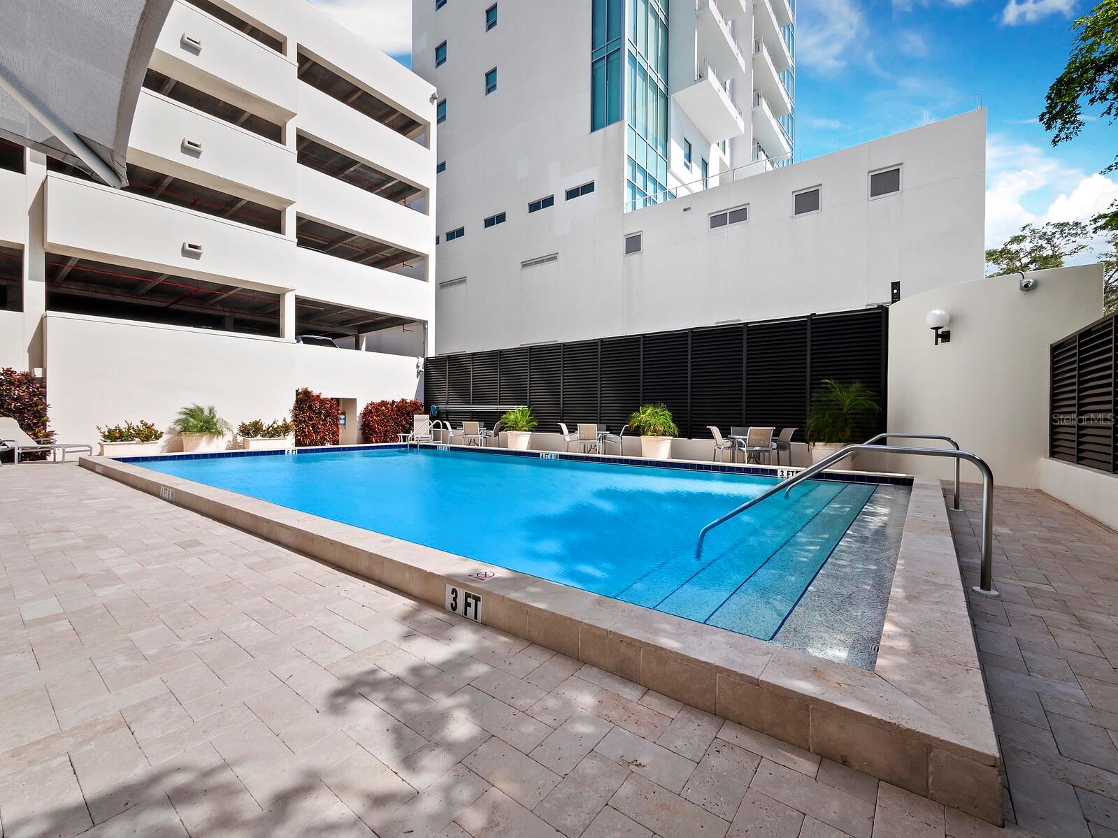 Listing photo id 33 for 1255 Gulfstream Avenue 407