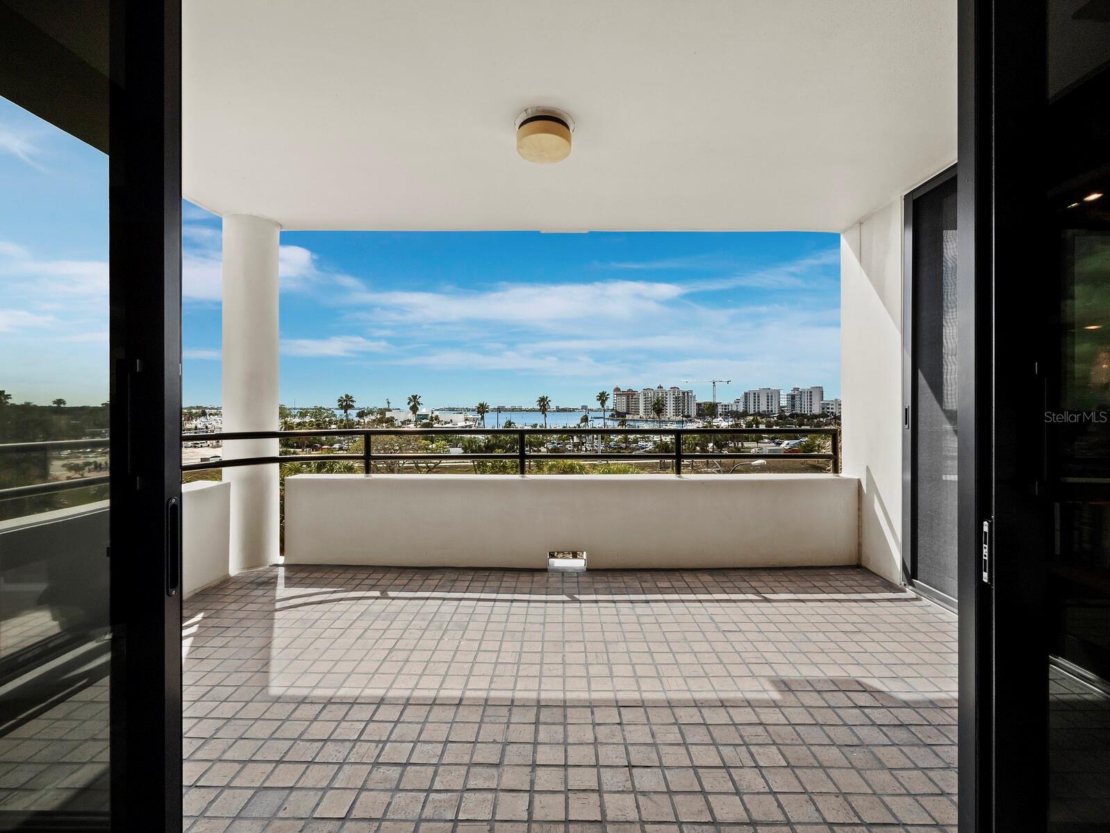 Listing photo id 2 for 1255 Gulfstream Avenue 407