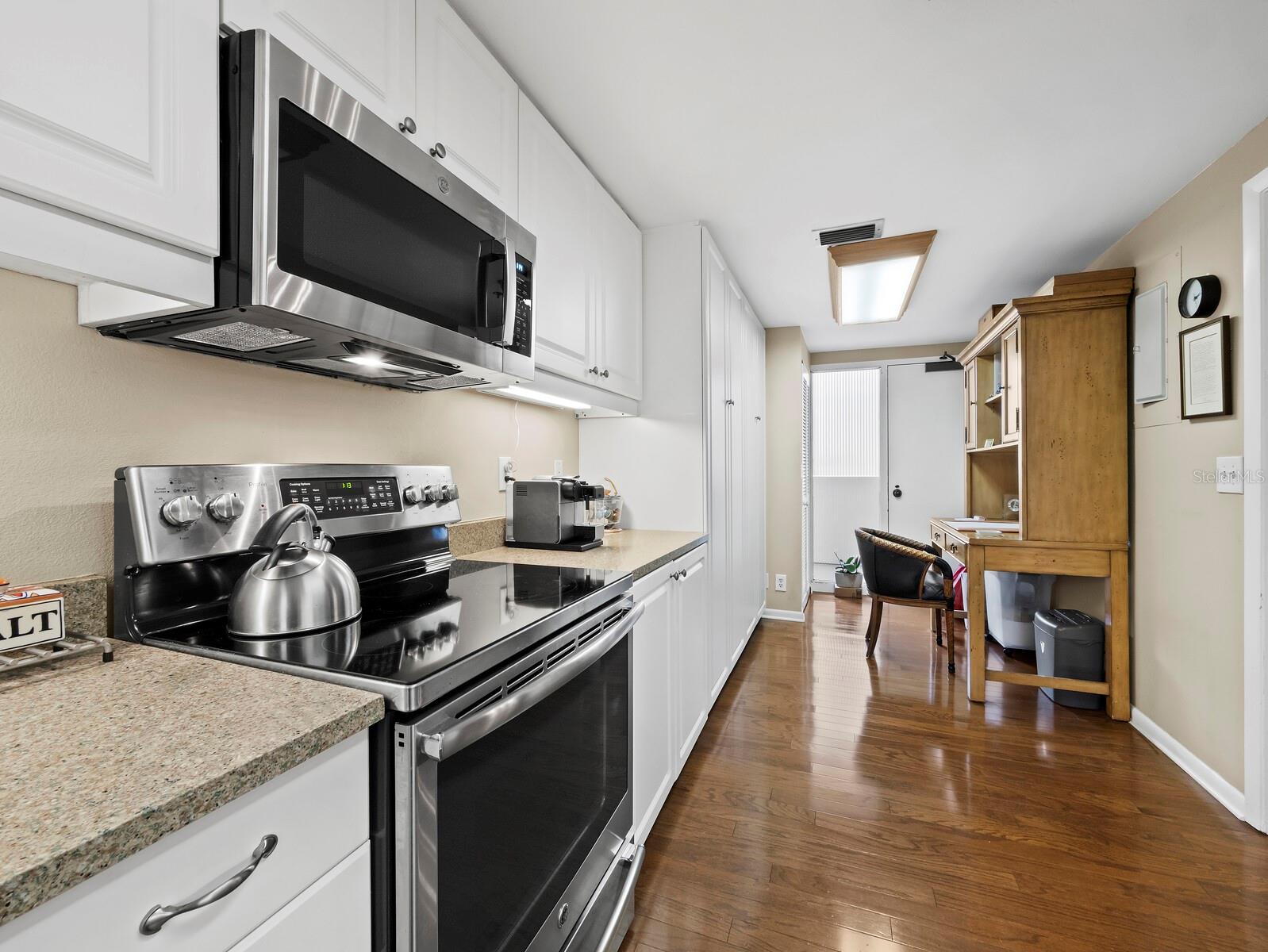 Listing photo id 3 for 1255 Gulfstream Avenue 407