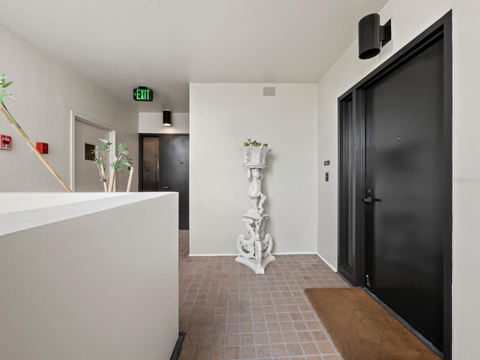 Listing photo id 49 for 1255 Gulfstream Avenue 407