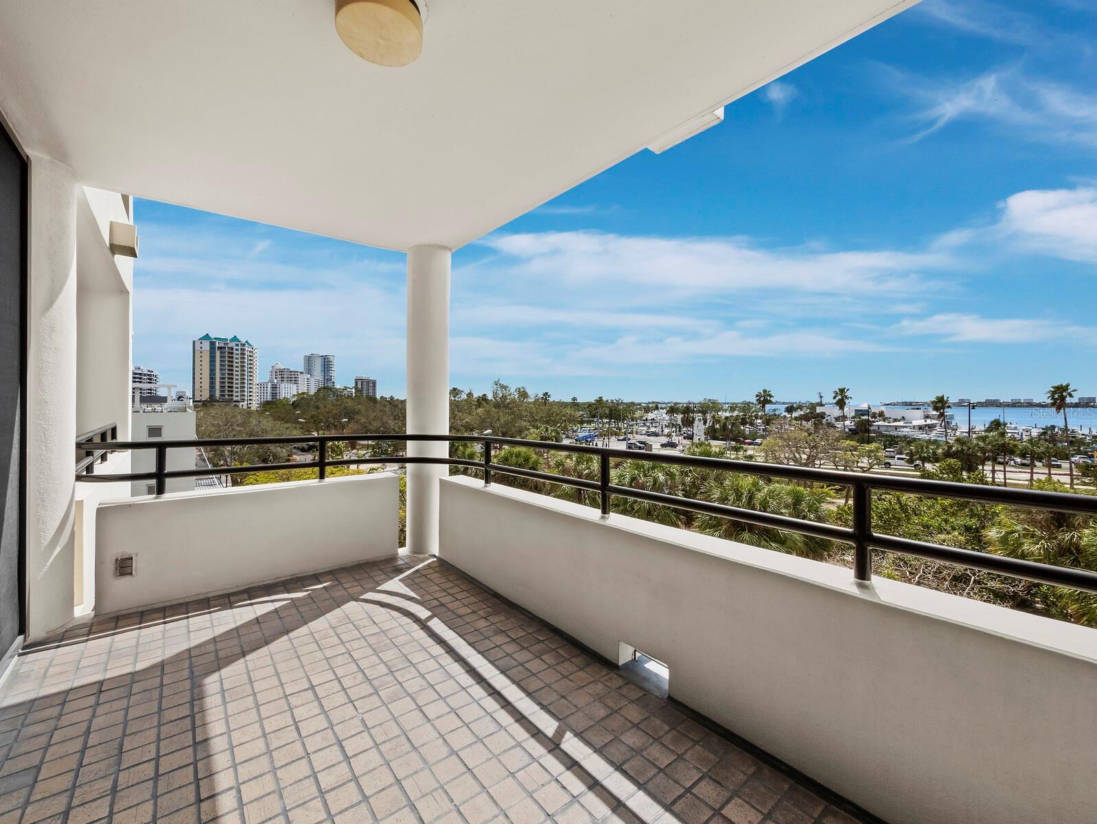 Listing photo id 50 for 1255 Gulfstream Avenue 407