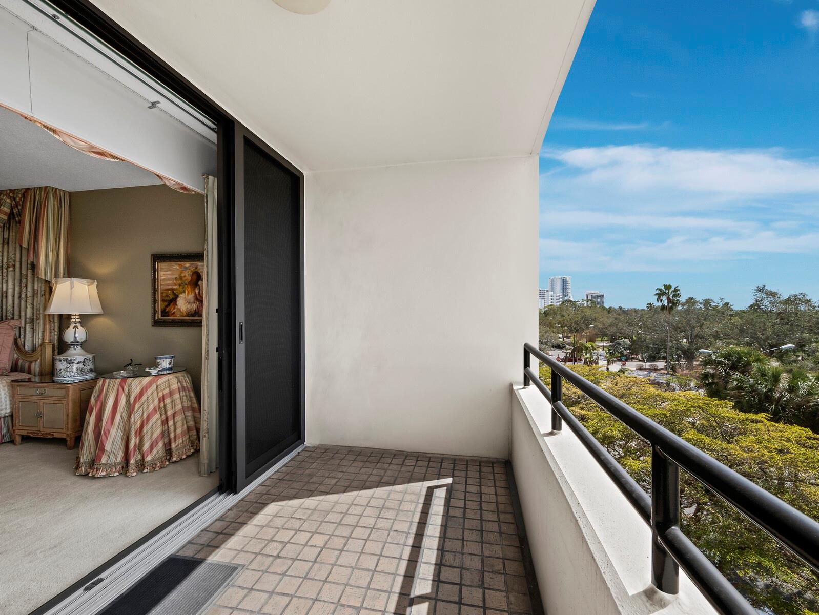 Listing photo id 52 for 1255 Gulfstream Avenue 407