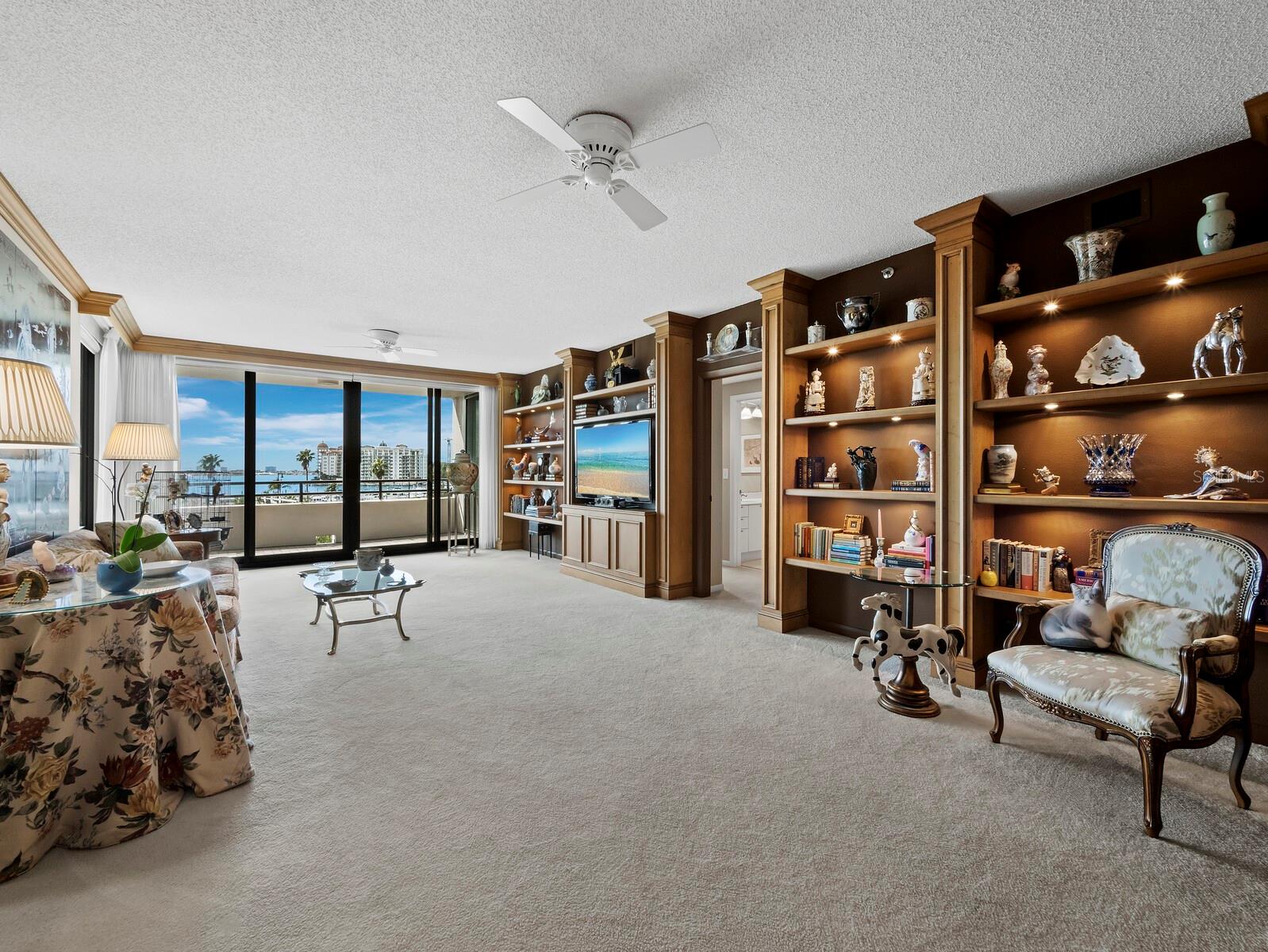 Listing photo id 4 for 1255 Gulfstream Avenue 407