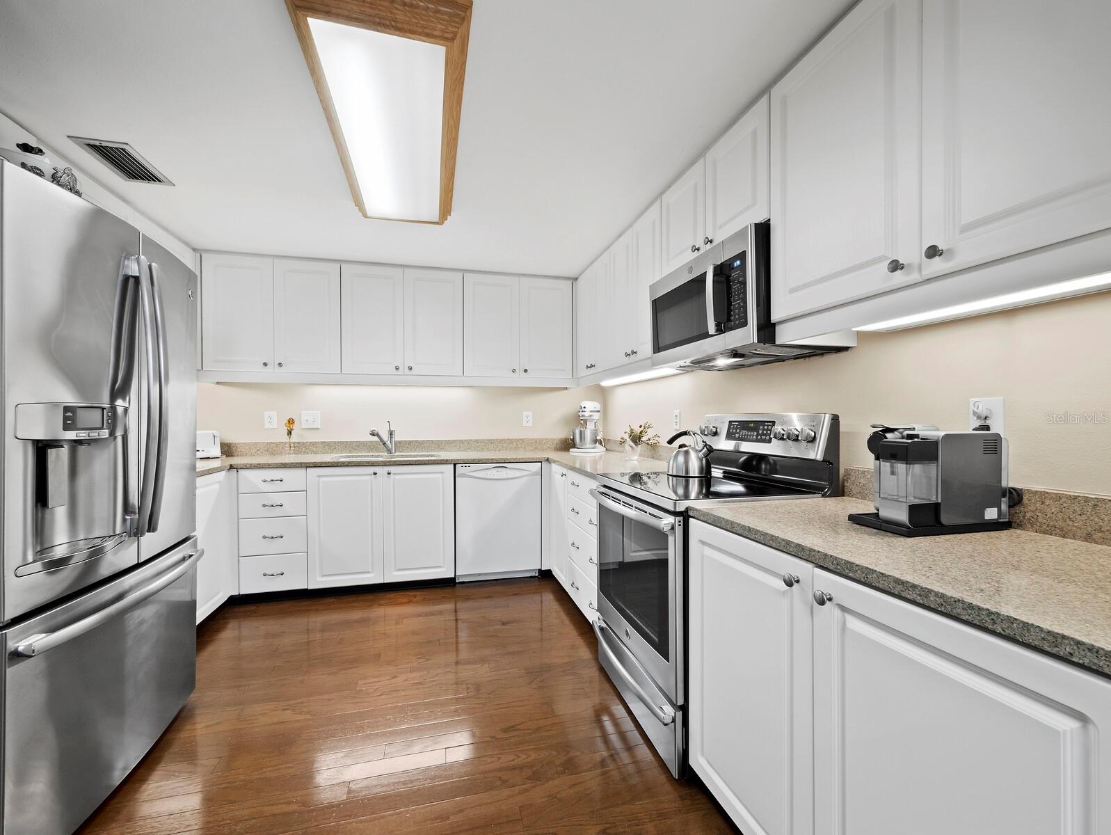 Listing photo id 6 for 1255 Gulfstream Avenue 407
