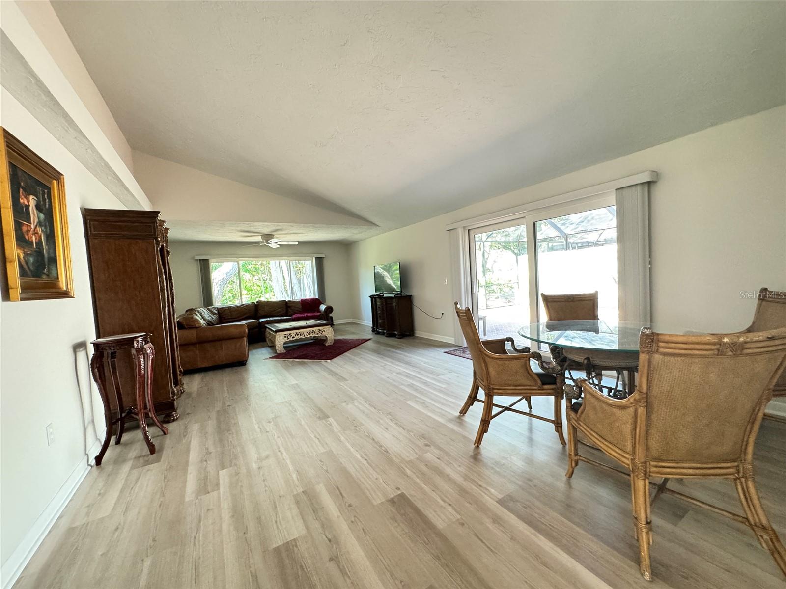 Listing photo id 11 for 6403 Meadowlark Lane