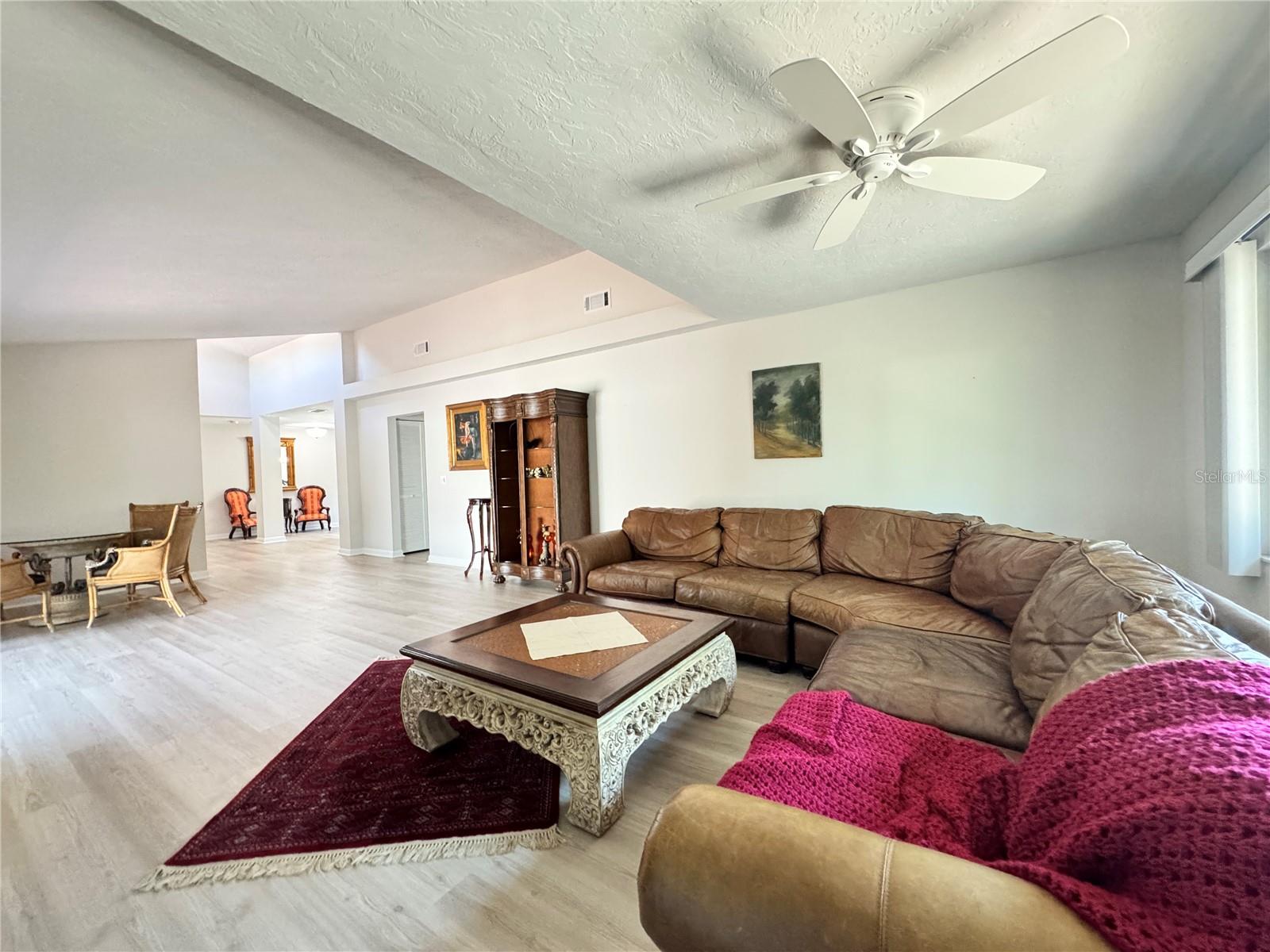 Listing photo id 12 for 6403 Meadowlark Lane