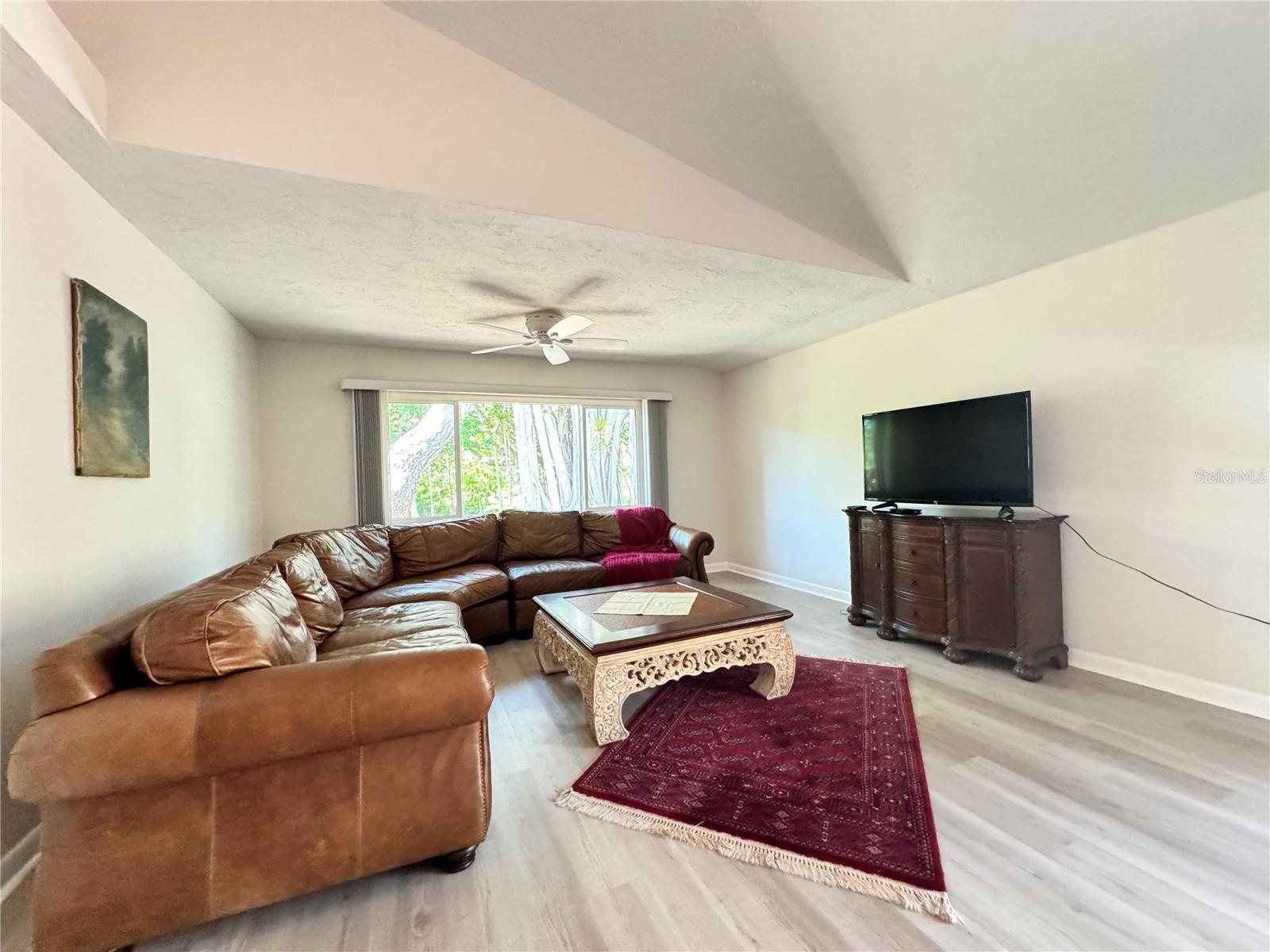 Listing photo id 13 for 6403 Meadowlark Lane