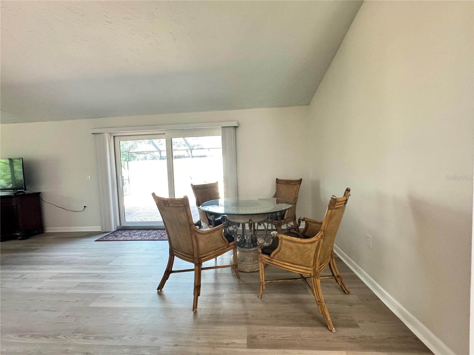 Listing photo id 14 for 6403 Meadowlark Lane