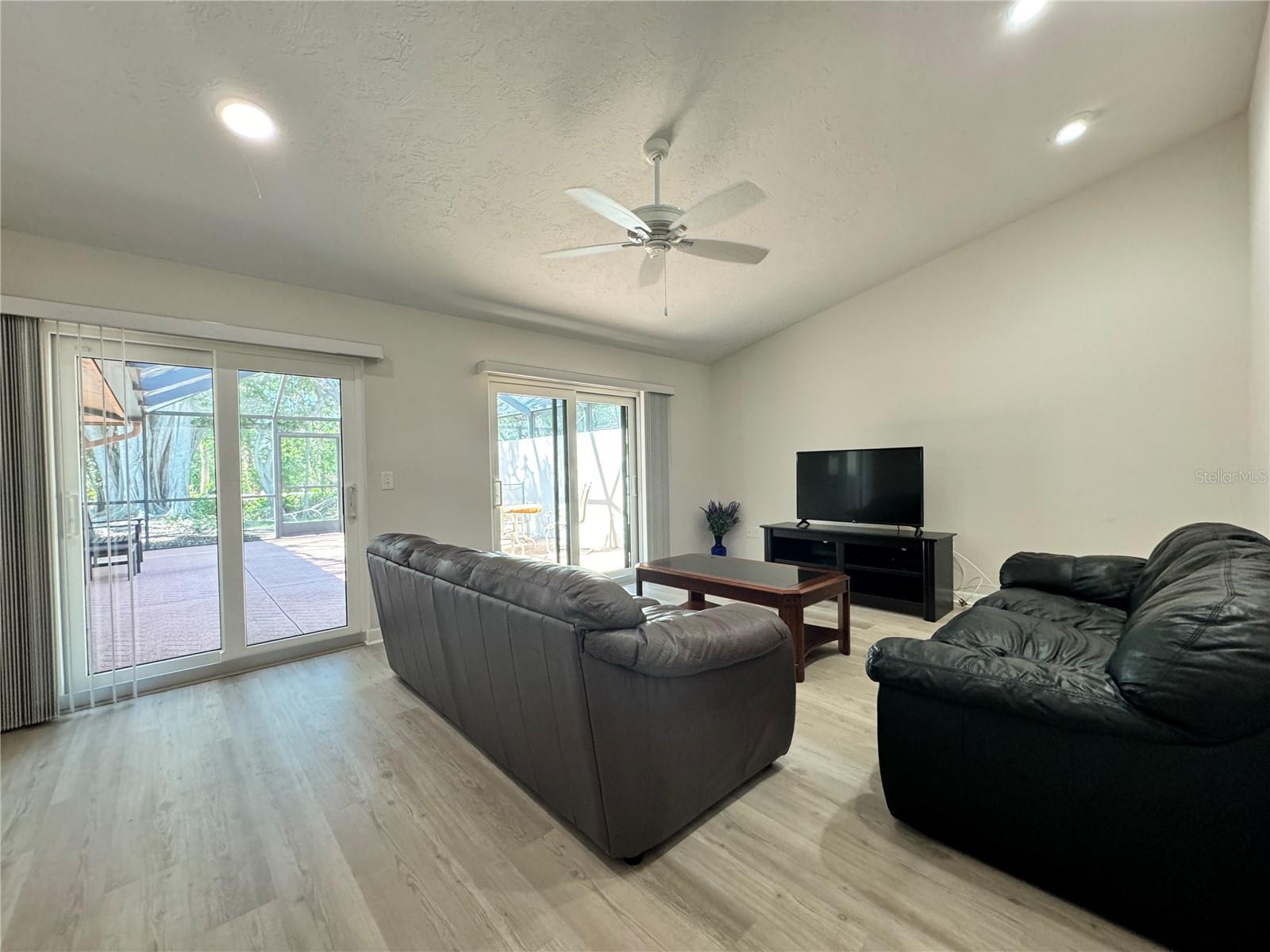 Listing photo id 15 for 6403 Meadowlark Lane