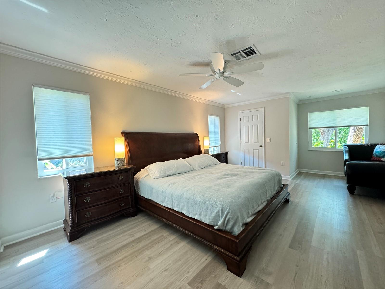 Listing photo id 17 for 6403 Meadowlark Lane