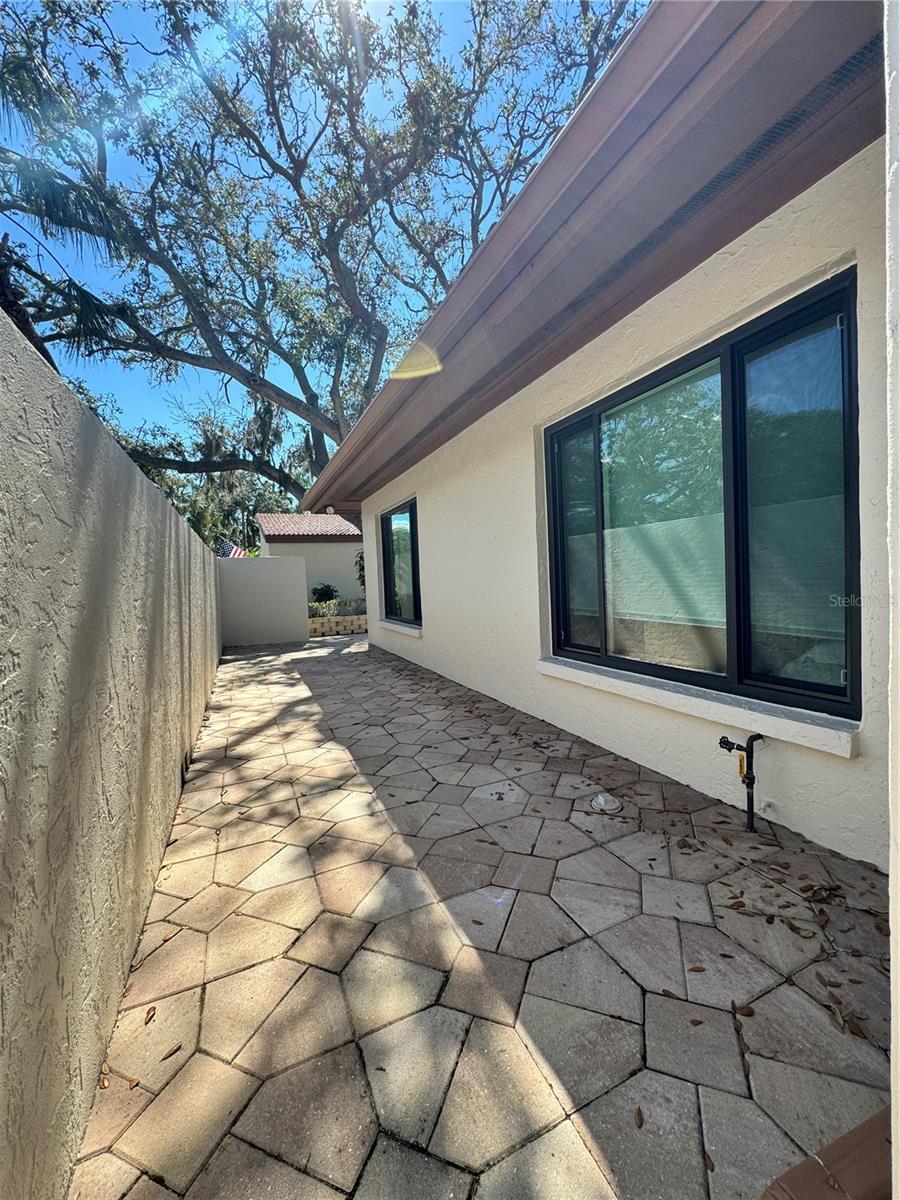 Listing photo id 1 for 6403 Meadowlark Lane