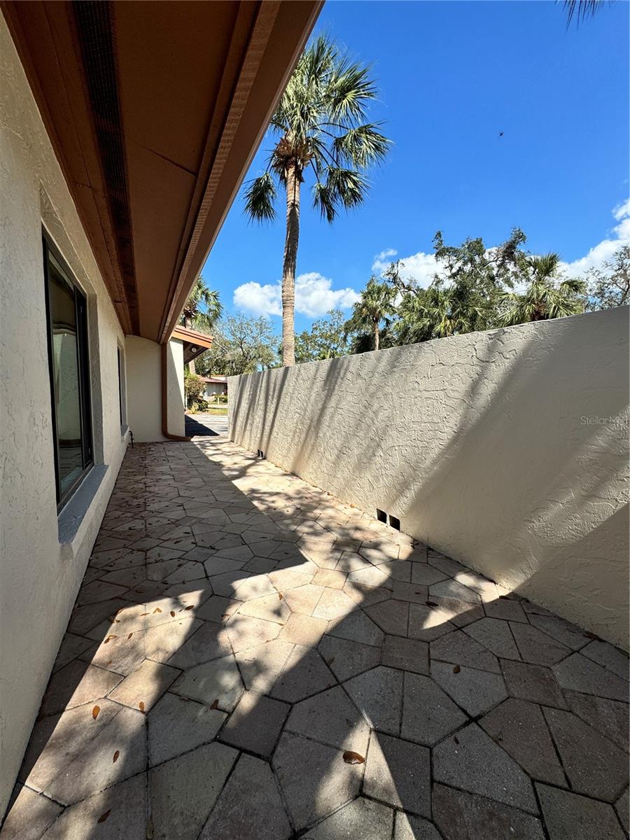 Listing photo id 2 for 6403 Meadowlark Lane