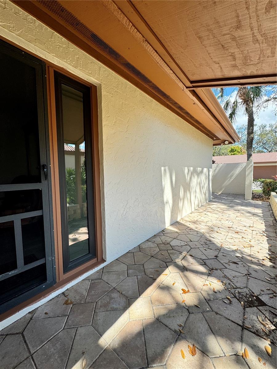 Listing photo id 3 for 6403 Meadowlark Lane