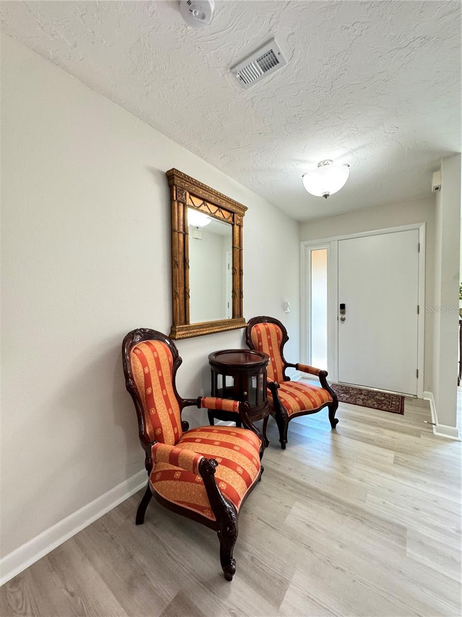 Listing photo id 4 for 6403 Meadowlark Lane
