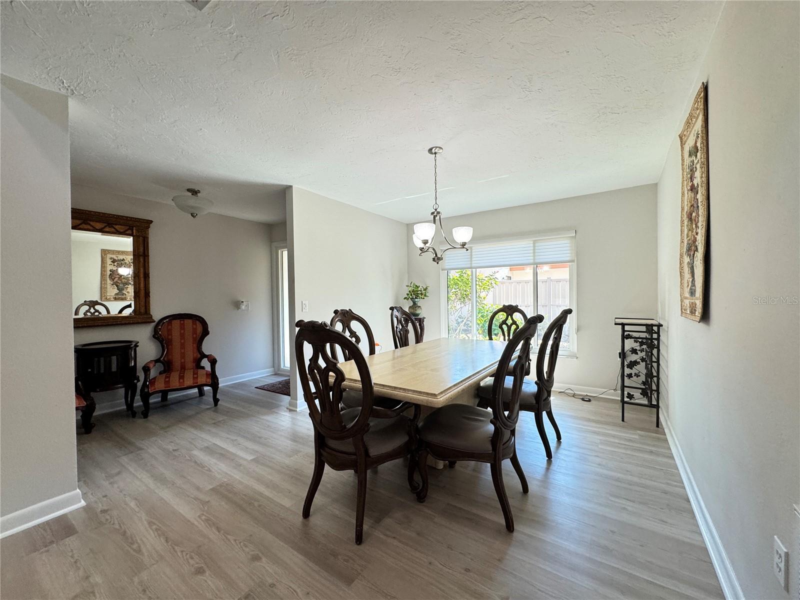Listing photo id 5 for 6403 Meadowlark Lane