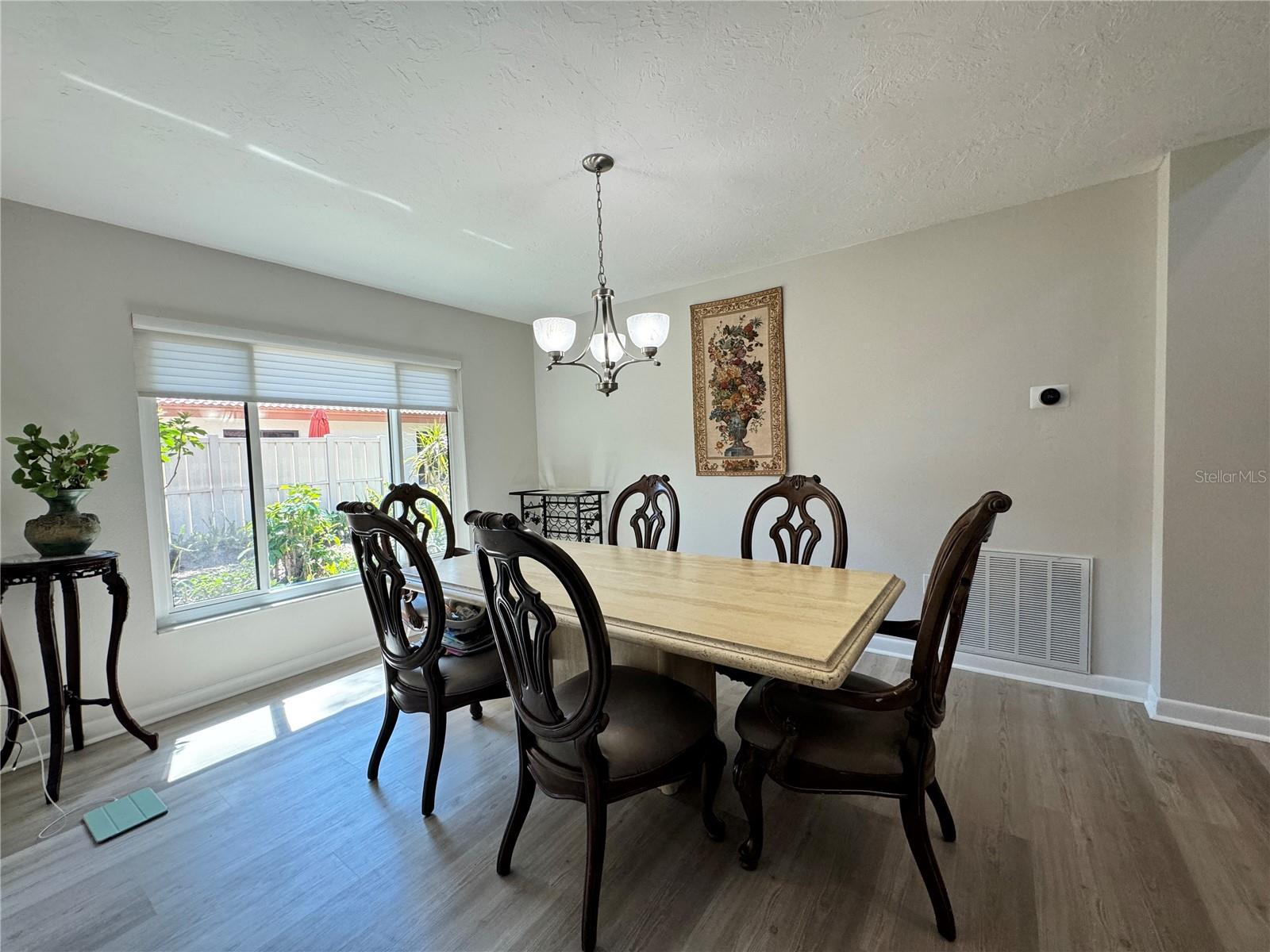 Listing photo id 6 for 6403 Meadowlark Lane
