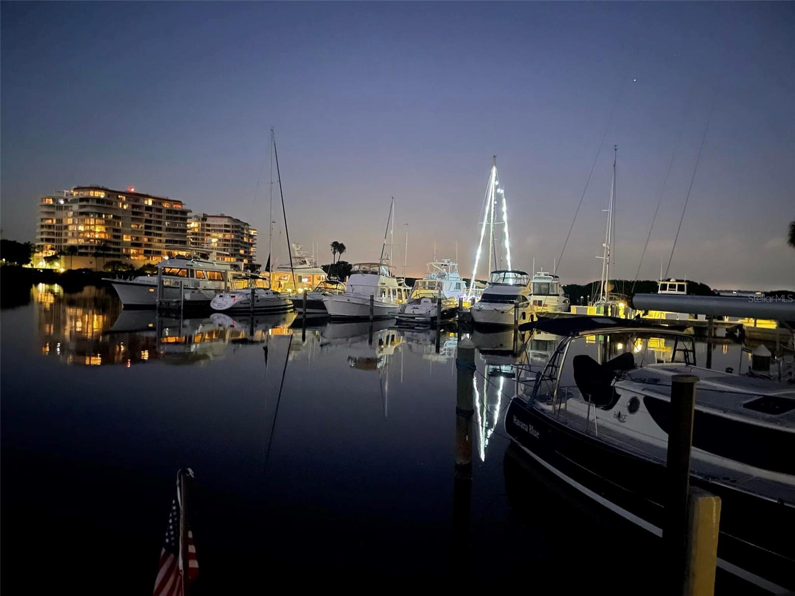 Listing photo id 16 for 2600 Harbourside Drive H-09