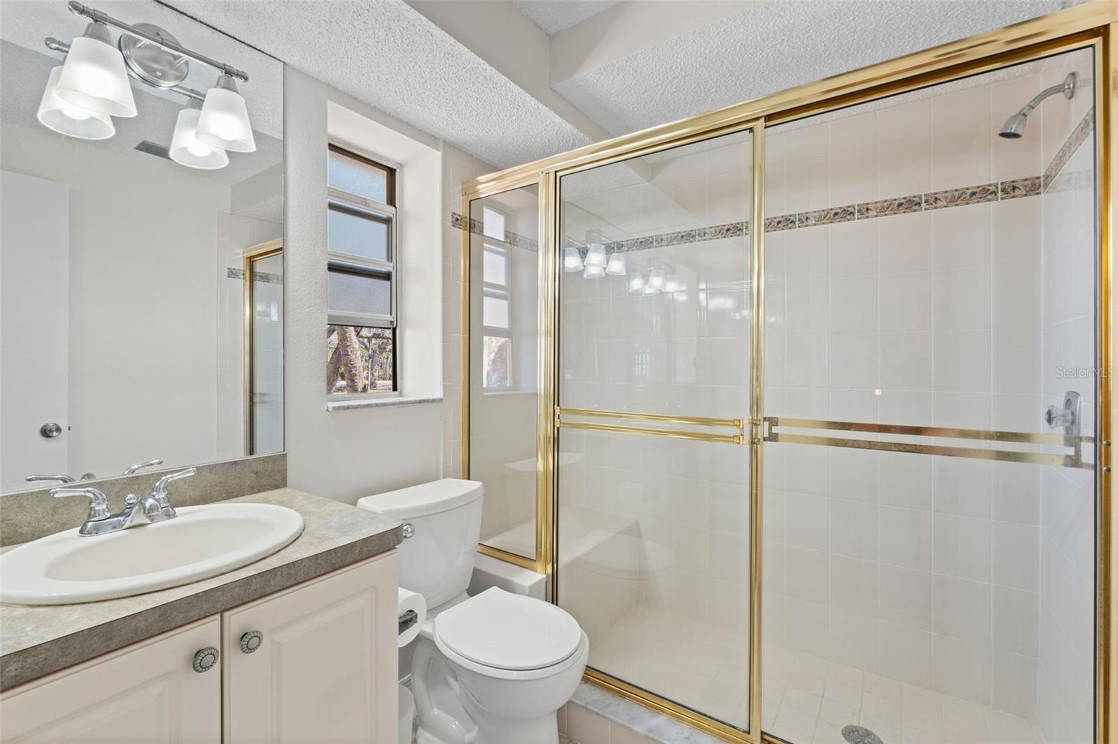 Listing photo id 11 for 3030 Beach Road A