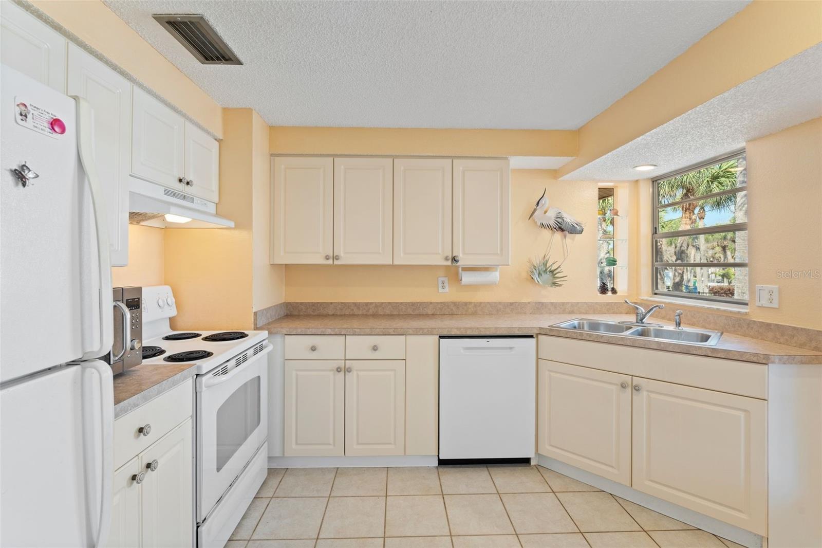 Listing photo id 20 for 3030 Beach Road A