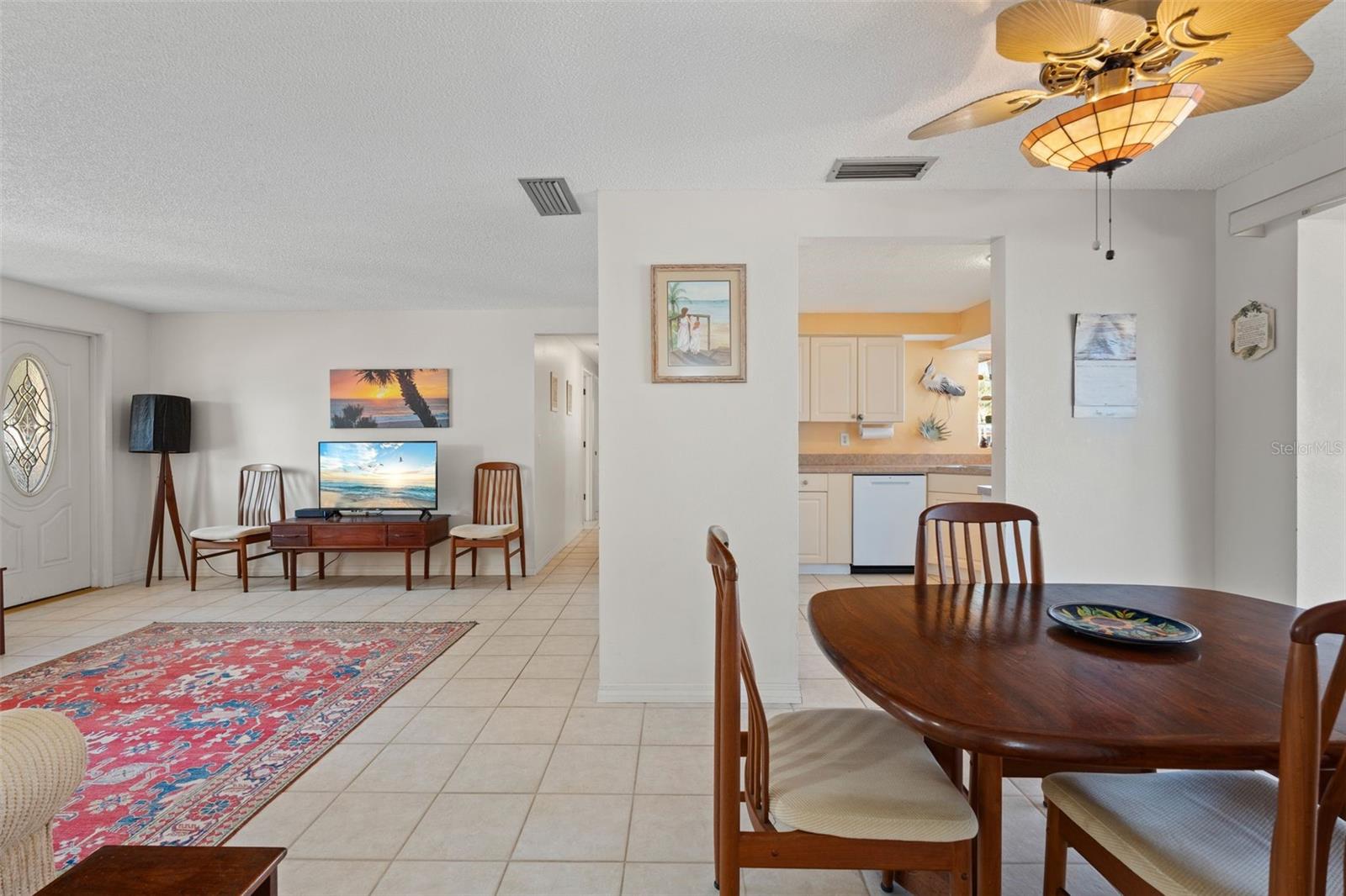 Listing photo id 5 for 3030 Beach Road A