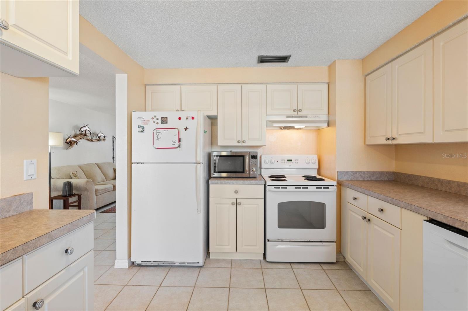 Listing photo id 7 for 3030 Beach Road A