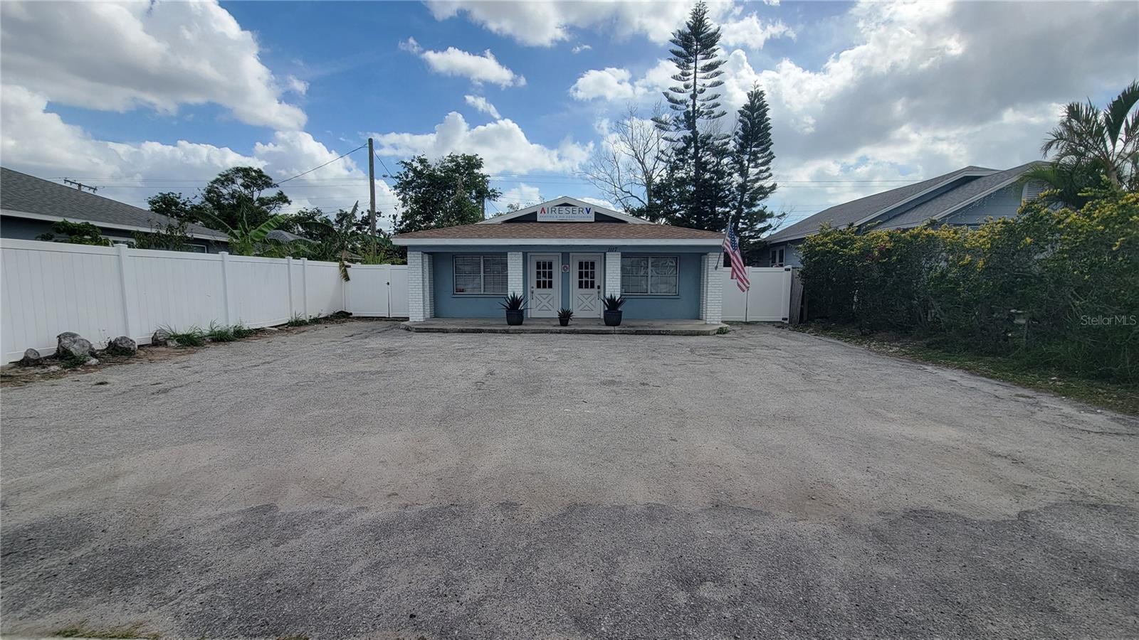 Image 2 of 24 For 1117 30th Avenue W