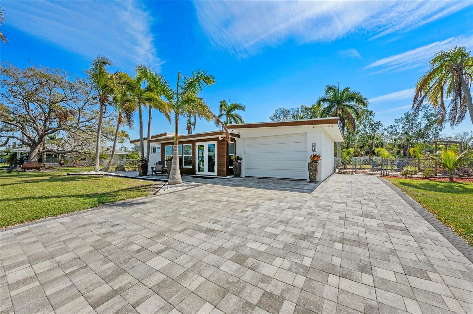 Image 8 of 73 For 2014 Riverside Drive E