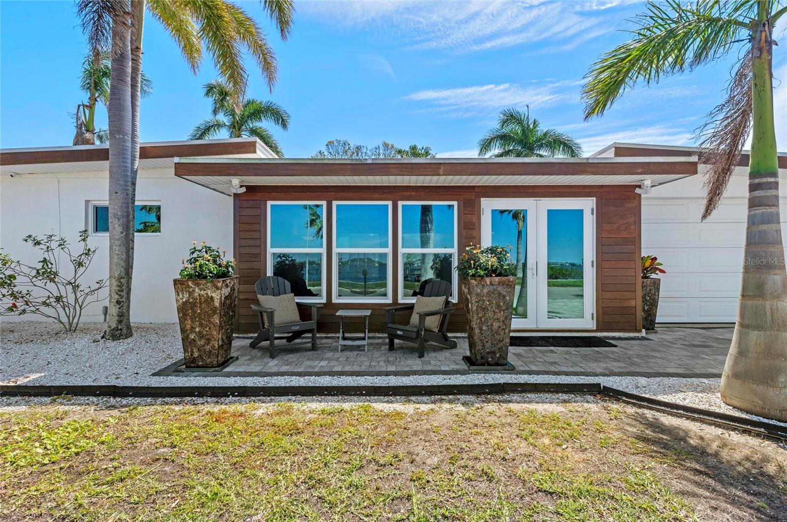Image 9 of 73 For 2014 Riverside Drive E