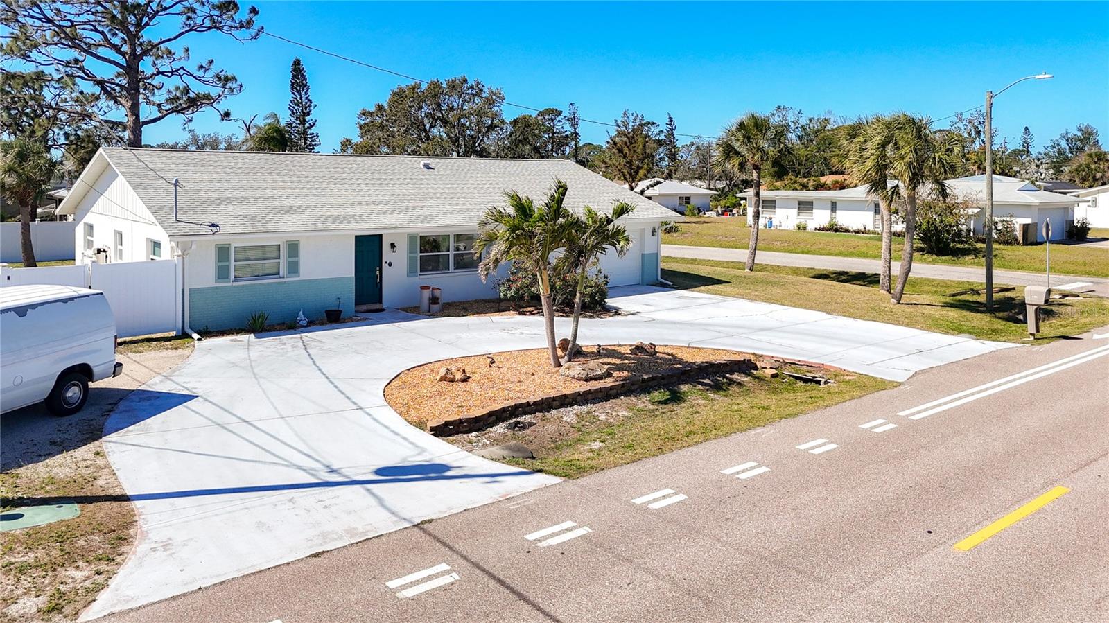 Image 5 of 65 For 4120 Shamrock Drive