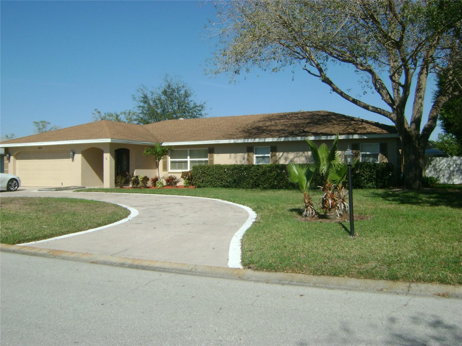 Listing photo id 22 for 7918 Cypress Lake Drive 7918