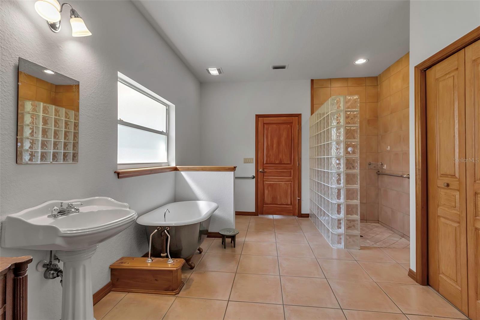 Image 13 of 43 For 6510 24th Avenue E