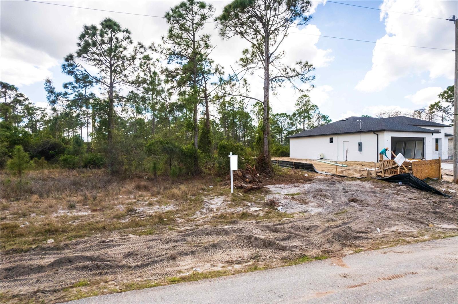 Image 10 of 18 For 622 Raintree Street E