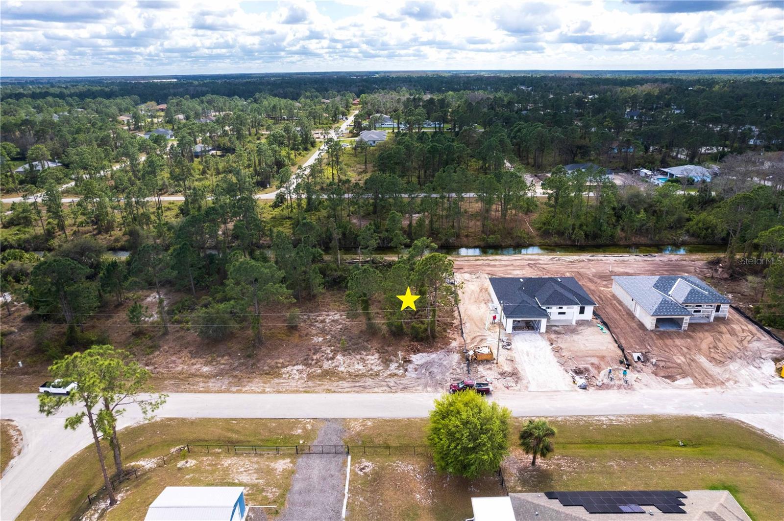 Image 3 of 18 For 622 Raintree Street E