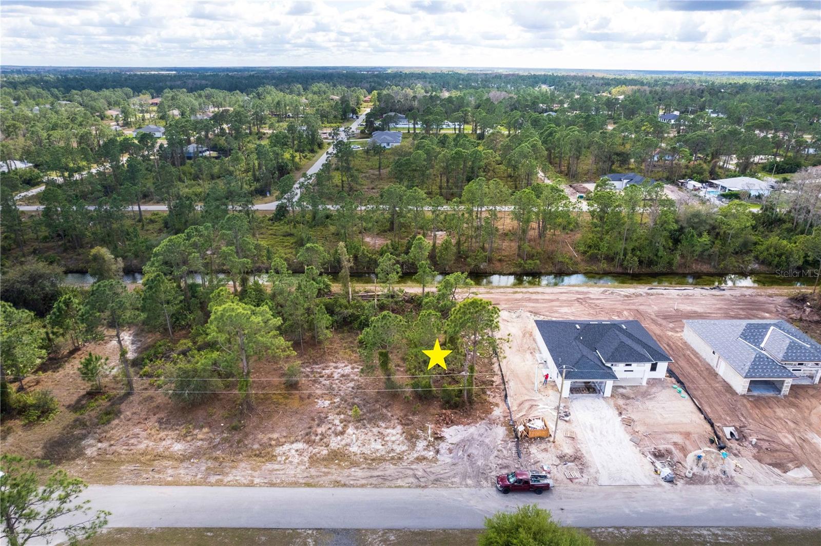 Image 4 of 18 For 622 Raintree Street E
