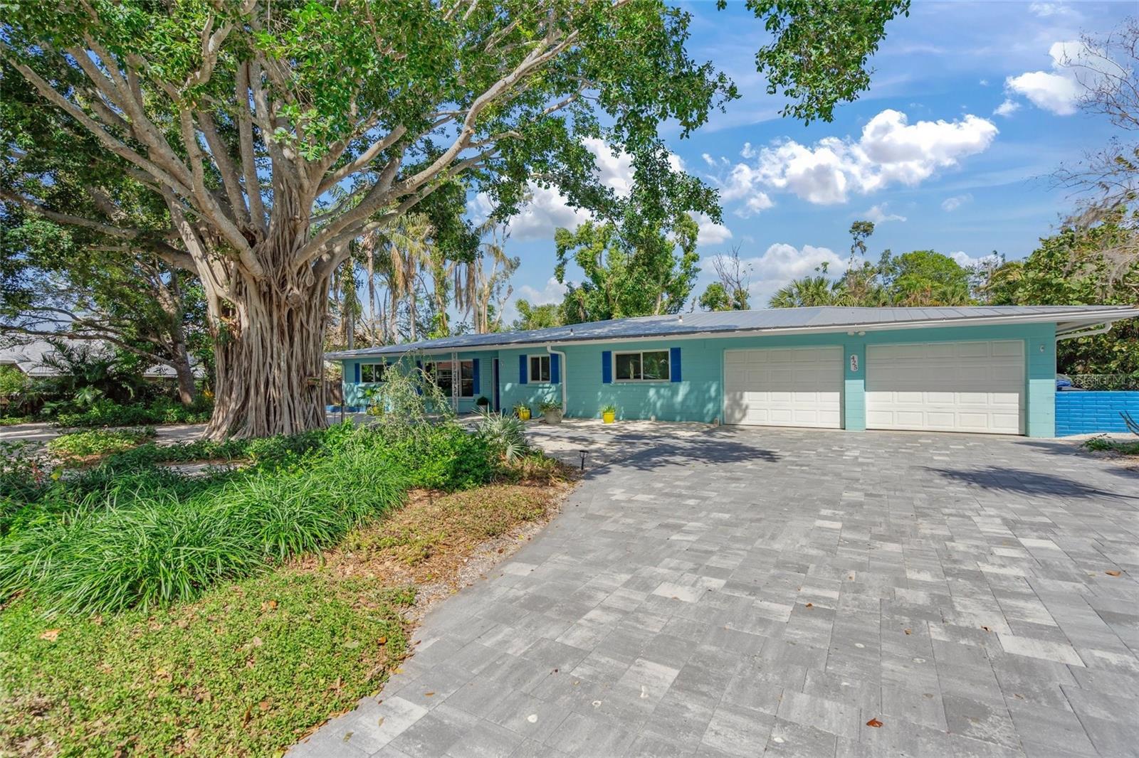 Details for 425 Poincianna Drive, SARASOTA, FL 34243