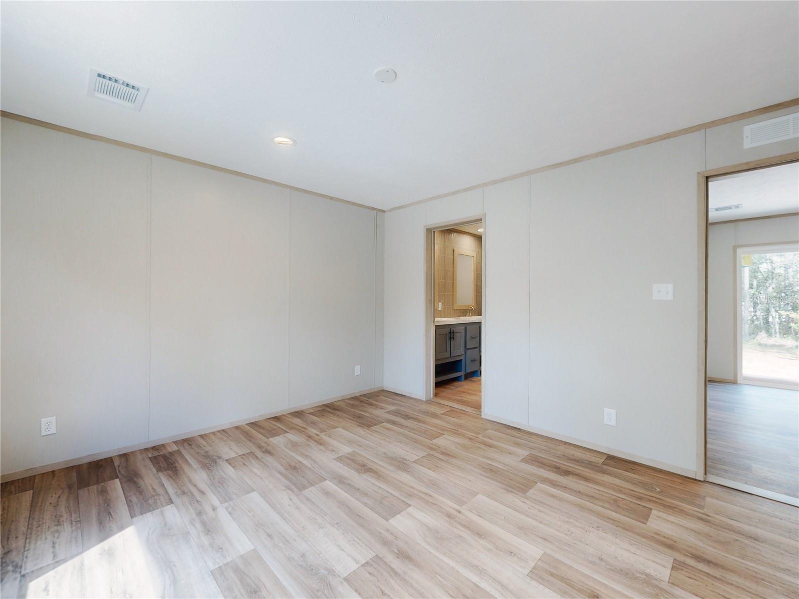 Image 43 of 64 For 611 130 Avenue Ne