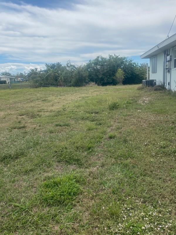 Image 4 of 7 For 21427 Gladis Avenue 10