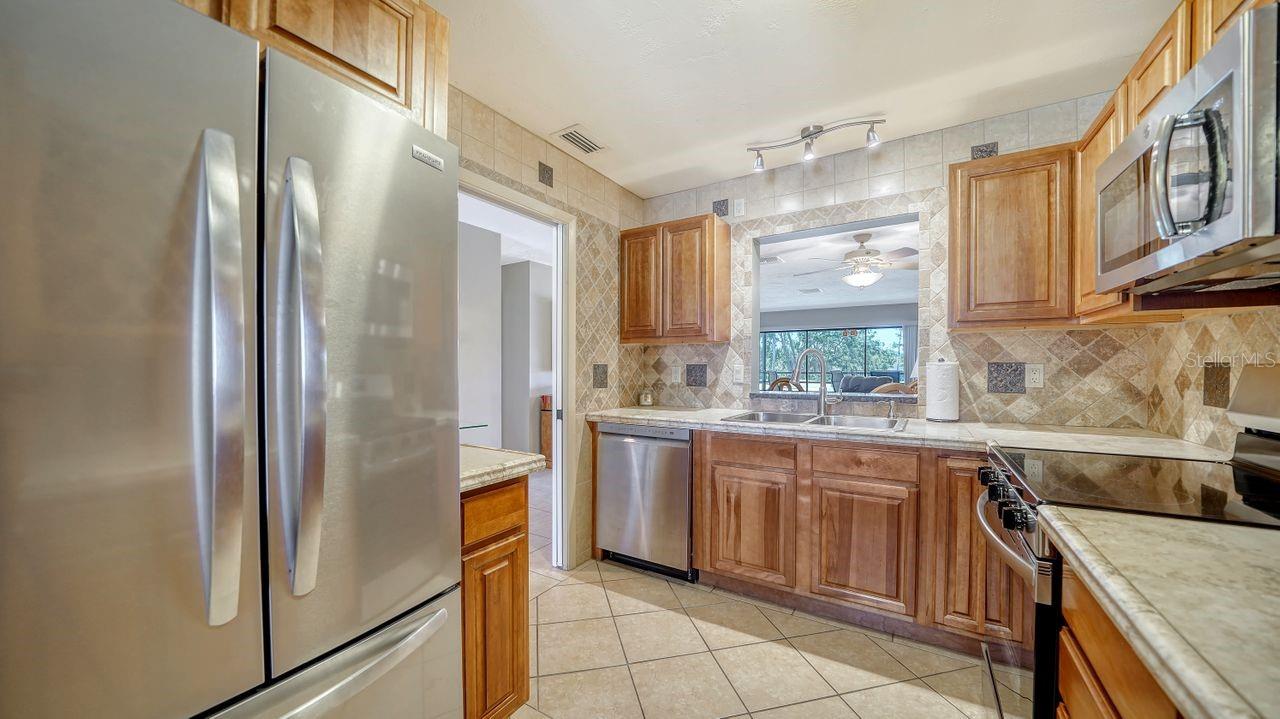 Image 6 of 39 For 5630 Golf Pointe Drive 205